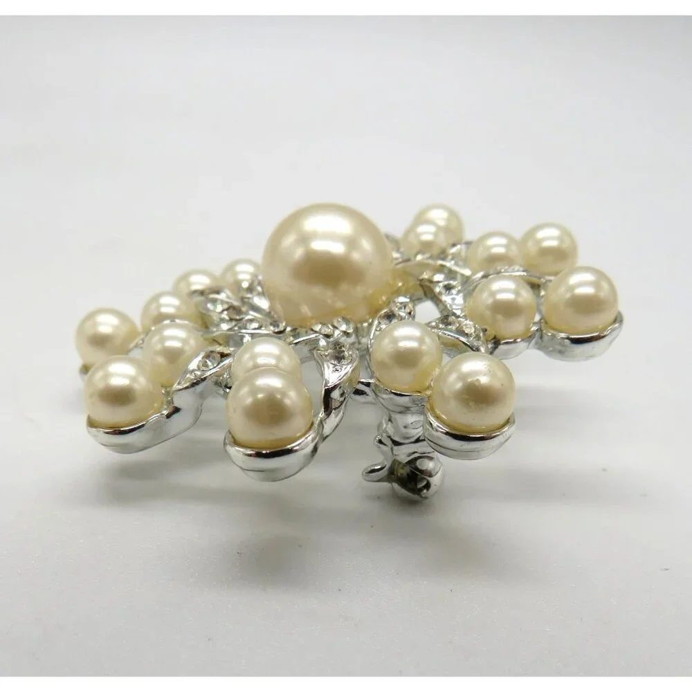 Vintage Imitation Pearl Brooch Silver Tone Clear Rhinestone Floral Design‎